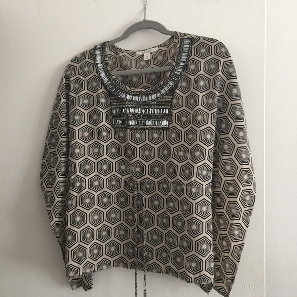 Geometric batwing top